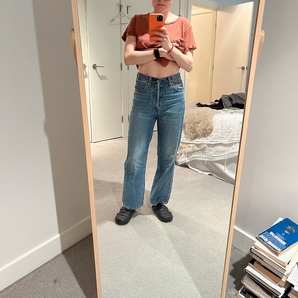 Levi’s Ribcage Jeans in Medium Wash - Picture 3 of 8